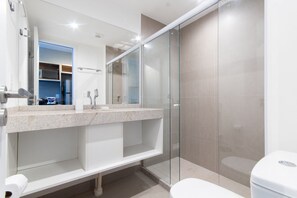 Apartemen | Kamar mandi | Shower dan handuk