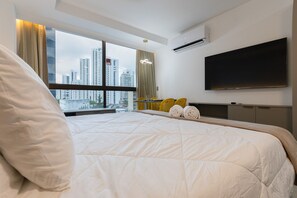 A modern hotel room with a large bed, a flat-screen TV, and a city view. - Rooftop.470 Recife by Carpediem (Recife)