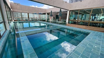 Een buitenzwembad, een verwarmd zwembad