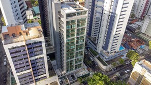 A high-rise building with multiple floors, large windows, and a parking garage below. - Rooftop.470 Recife by Carpediem (Recife)