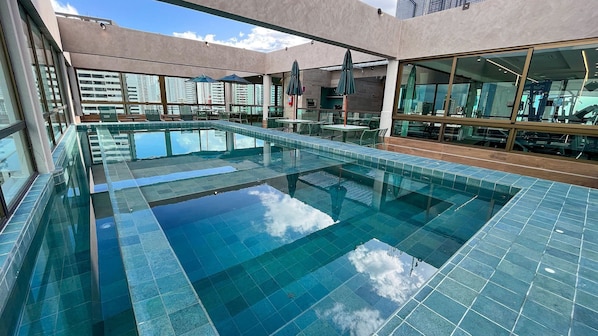 Una piscina al aire libre, una piscina climatizada