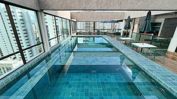 Piscina a l'aire lliure i piscina climatitzada