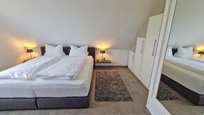 1 bedroom, iron/ironing board, free WiFi - Inselblick am Kutterhafen - relaxation on the dike and harbor for 2 people (Norddeich)