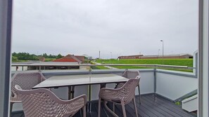 Outdoor dining - Inselblick am Kutterhafen - relaxation on the dike and harbor for 2 people (Norddeich)