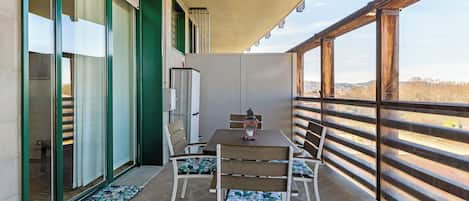 Apartment, Stadtblick | Wohnbereich | 35-Zoll-Flachbildfernseher mit Satellitenempfang