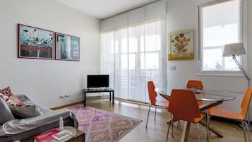 Appartement, uitzicht op stad | Woonruimte | Een 35-inch flatscreentelevisie met satellietzenders