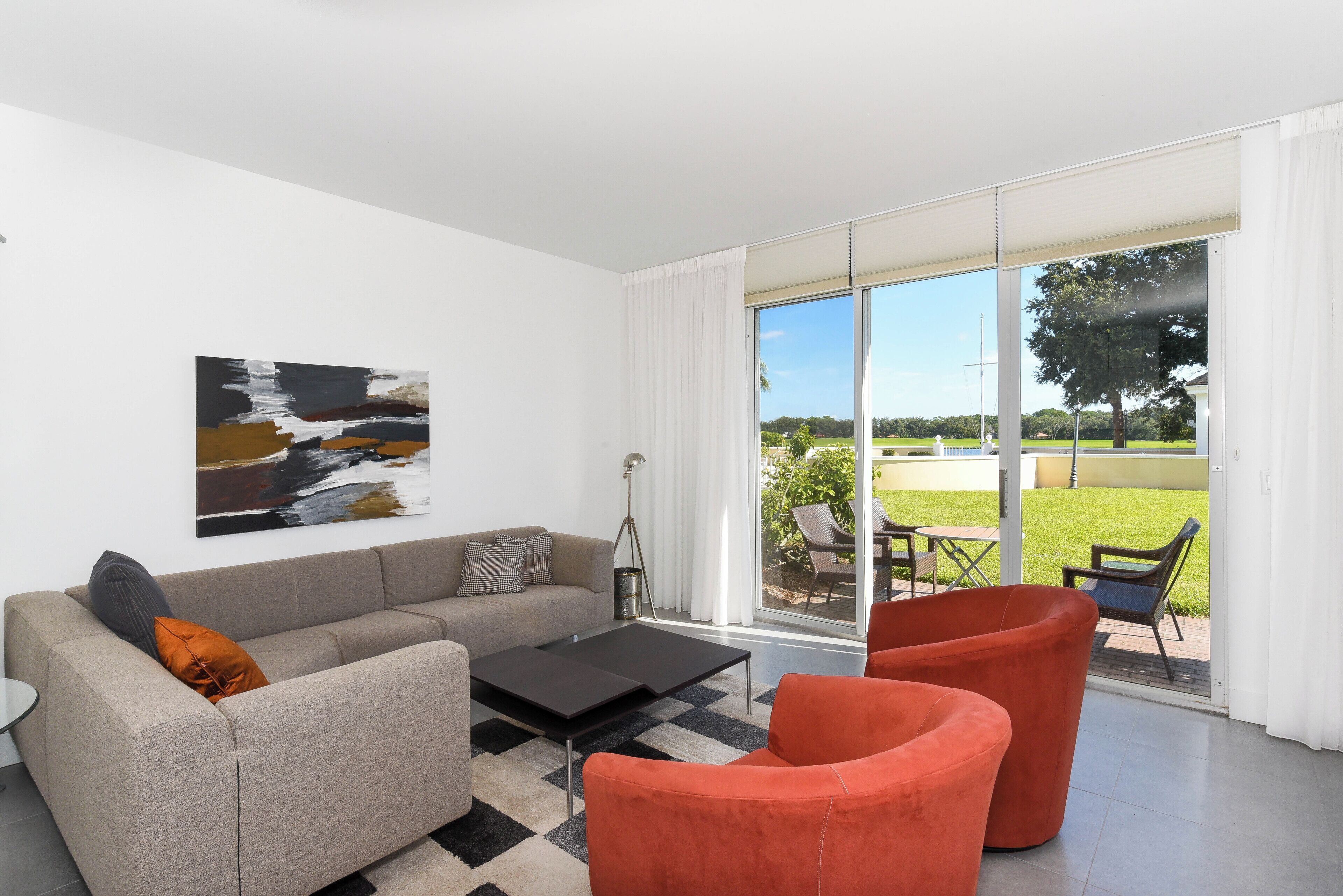 Windsor Lodge Unit 7, studio, close to the beaches, pool access