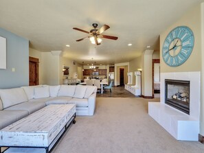 Smart TV, fireplace, DVD player, books - Luxurious Mountain Condo (Brian Head)