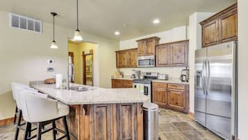 ثلاجة، ميكروويف، فرن، موقد طهي مسطح