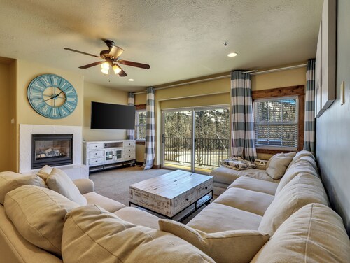 Pet-Friendly Spacious Condo | Garage, Fire Place and Mountain Views