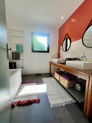 Doccia, asciugacapelli, asciugamani, sapone