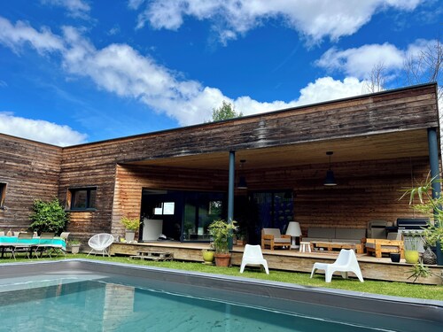 Maison en bois au calme, clim, piscine.