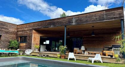 Maison en bois au calme, clim, piscine.