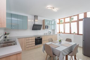 Kühlschrank, Mikrowelle, Ofen, Wasserkocher mit Kaffee-/Teezubehör