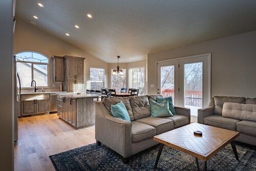 Fairway Oaks Lodge/ Two living areas/ close to skiing, boating, golf