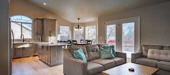 Fairway Oaks Lodge/ Two living areas/ close to skiing, boating, golf