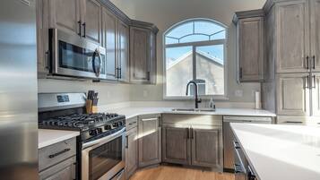 ثلاجة، ميكروويف، فرن، موقد طهي مسطح