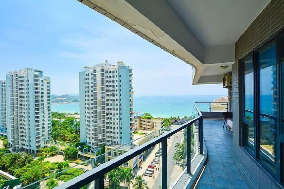 Een balkon met uitzicht op hoge gebouwen en de oceaan.