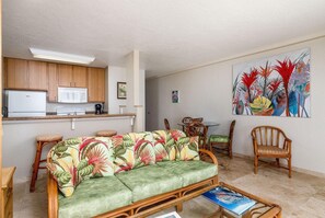 Condo, varias camas (Kona Reef#A12) | Área de sala de estar