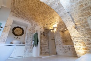 Dusche, Haartrockner, Bidet, Handtücher