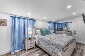 4 habitaciones, escritorio y tabla de planchar con plancha 