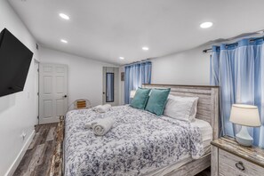 4 bedrooms, desk, iron/ironing board, travel crib