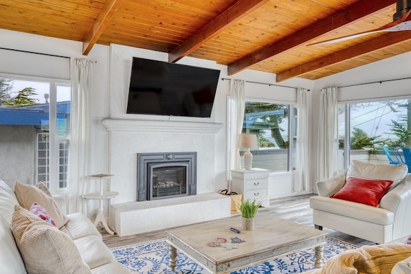 Smart TV, fireplace