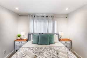 4 bedrooms, desk, iron/ironing board, travel cot - 4BR/2BA Beach House: Families-Friends-Pets Welcome (Cayucos)