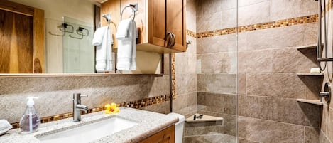 Condo, varias camas (Keauhou Kona Surf & Racquet Club#7-30) | Baño | Papel de baño