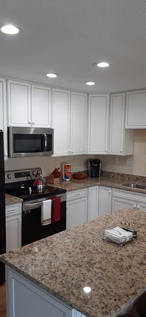 電子レンジ、オーブン、コンロ、食器洗い機