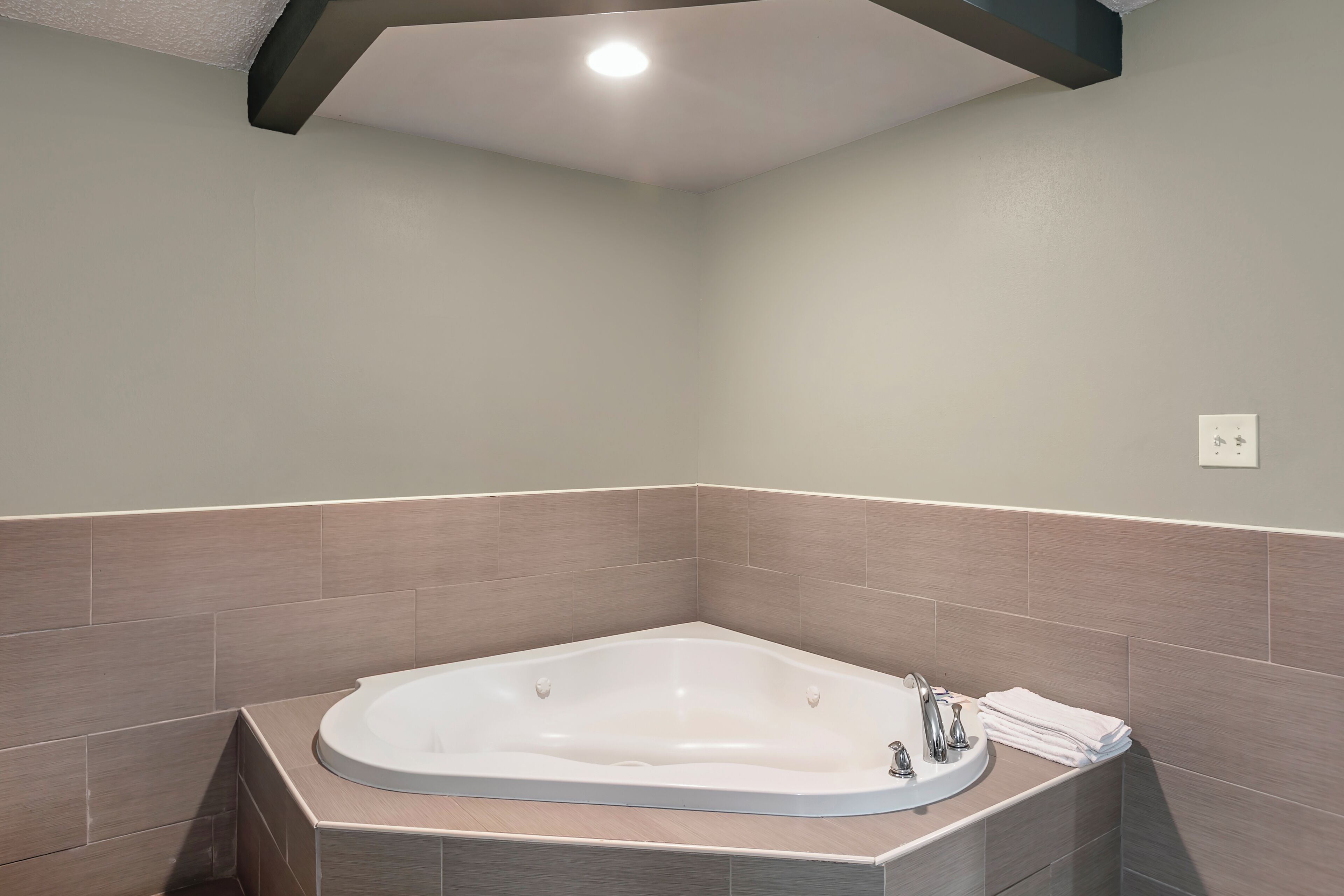 Rom – deluxe, 1 kingsize-seng, røyk, massasjebadekar | Bad | Boblebad og håndklær