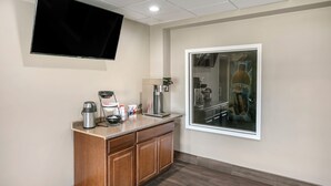A kitchenette with a coffee maker, a microwave, and a toaster. - Knights Inn Bristol (Bristol)