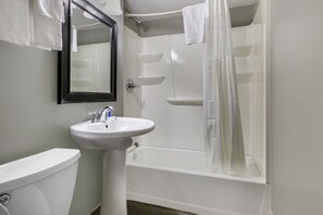 Jetted bath, towels - Knights Inn Bristol (Bristol)