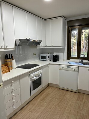 Private kitchen - El Manantial beach apartment (El Puerto de Santa María)