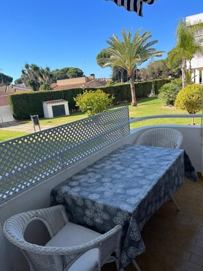 Outdoor dining - El Manantial beach apartment (El Puerto de Santa María)