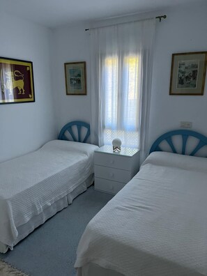 3 soverom, strykejern/-brett og sengetøy