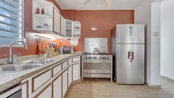 Microondas, lavavajillas, cafetera/tetera, tostadora