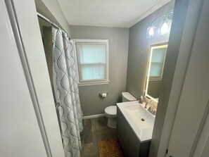 Shower, hair dryer, towels, soap - Spacious 5-bedroom house with AC and WiFi in brilliant Machesney Park (Rockford)