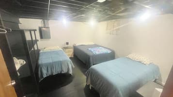 5 chambres, coffres-forts dans les chambres, fer et planche à repasser