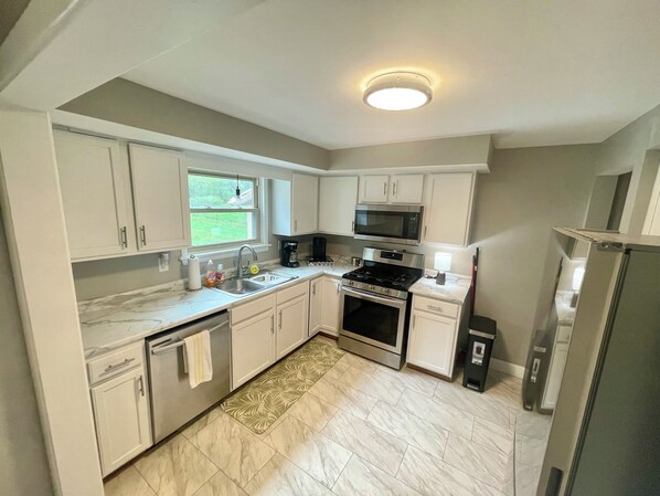 Fridge, microwave, oven, stovetop - Spacious 5-bedroom house with AC and WiFi in brilliant Machesney Park (Rockford)
