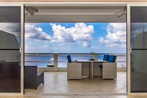 Outdoor dining - Den Laman - Flying Fish - 1 bedroom oceanfront apartment (Kralendijk)