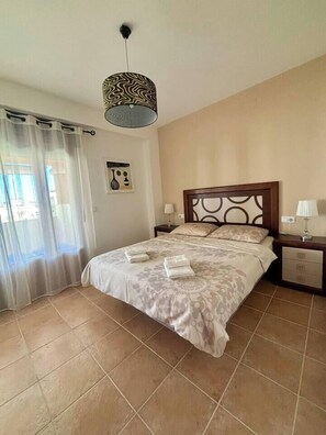 3 bedrooms, iron/ironing board, WiFi, bed sheets