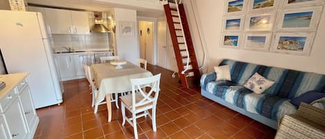 Apartment, Balkon | Wohnbereich | 32-Zoll-Fernseher mit Digitalempfang