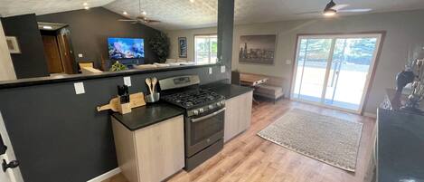Geladeira, micro-ondas, fogão, cooktop
