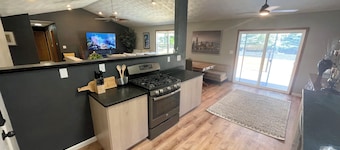 Huge house for large groups! Basketball court, arcade, putting green.4 bathroom