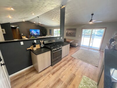 Huge house for large groups! Basketball court, arcade, putting green.4 bathroom