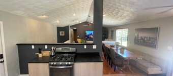 Huge house for large groups! Basketball court, arcade, putting green.4 bathroom