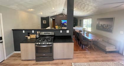 Huge house for large groups! Basketball court, arcade, putting green.4 bathroom