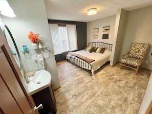 7 bedrooms, WiFi, bed sheets