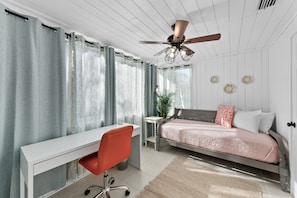 3 bedrooms, desk, iron/ironing board, free WiFi